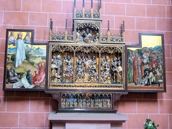 Un altare in una capella laterale del duomo