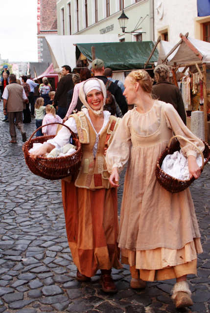 Due donne in vestiti medievali durante la festa 'Altstadtfest'