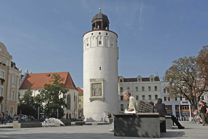 La torre 'Frauenturm', nella piazza 'Marienplatz'