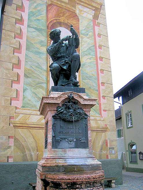 Mittenwald, il monumento che ricorda Matthias Klotz