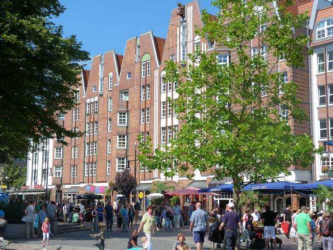 Rostock - le case e i palazzi moderni o ricostruiti assecondano perfettamente lo stile delle antiche costruzioni anseatiche