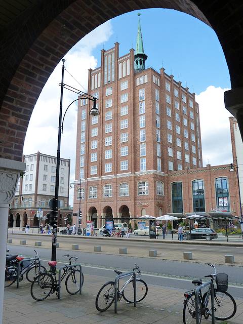 Rostock - le case e i palazzi moderni o ricostruiti assecondano perfettamente lo stile delle antiche costruzioni anseatiche