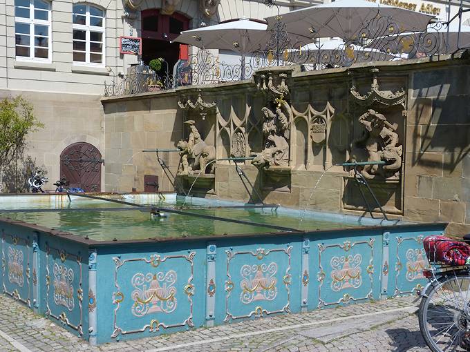 La fontana del pesce nella piazza del mercato