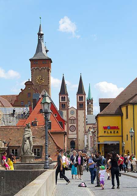 Il centro storico di Wrzburg, vista dal ponte sul Meno