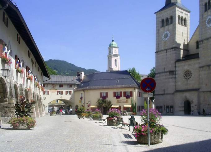 La "Schlossplatz" al centro di Berchtesgaden