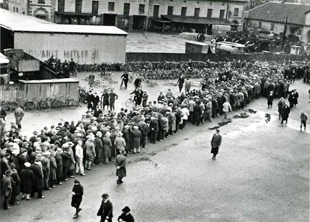 Disoccupati in fila alla ricerca di un lavoro, Hannover 1930