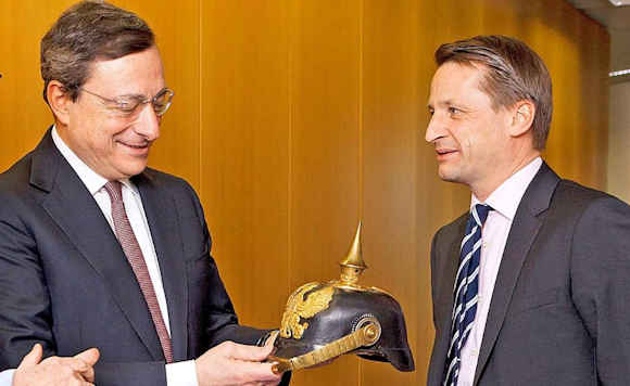 Mario Draghi con un elmetto prussiano