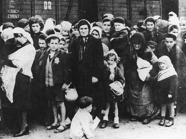 L'arrivo di un gruppo di ebrei ungheresi a Auschwitz