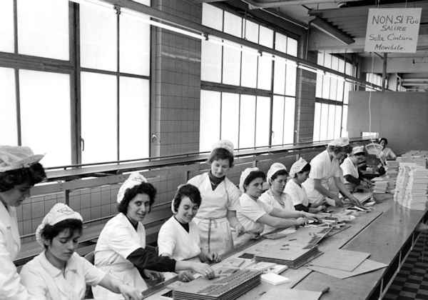 Lavoratrici italiane in una fabbrica di cioccolata a Colonia (nel 1962)