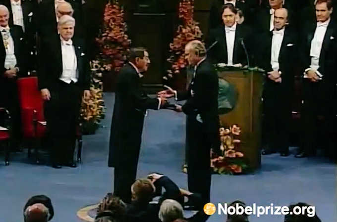 Grass riceve il Premio Nobel dal re Carlo XVI Gustavo di Svezia