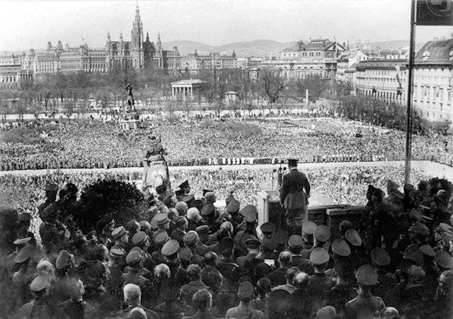 Hitler a Vienna, 1938, dopo l'annessione dell'Austria