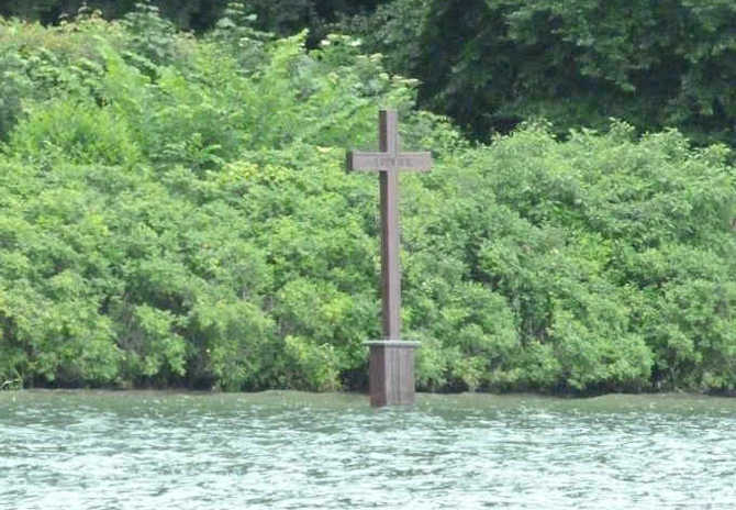 La croce che segna il punto nel lago di Starnberg dove sono stati trovati i cadaveri di Ludwig e van Gudden
