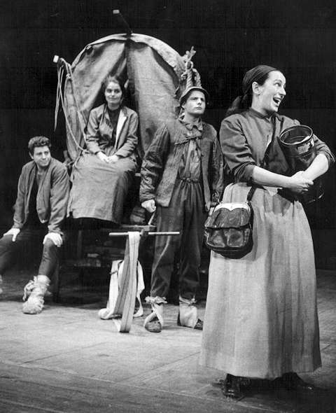 Elisabeth Scherer nel ruolo della Madre Coraggio durante la prima del Landestheater di Coburg