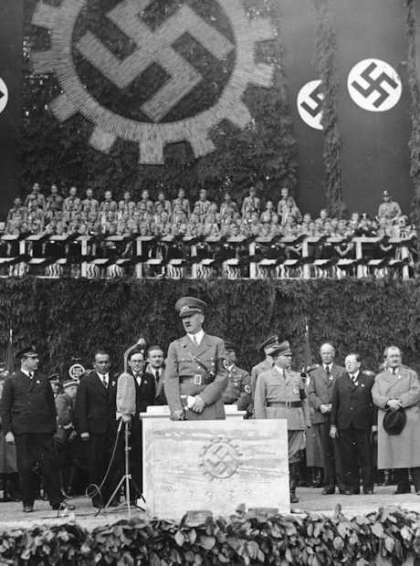 Hitler pone la prima pietra per la fabbrica del Maggiolino