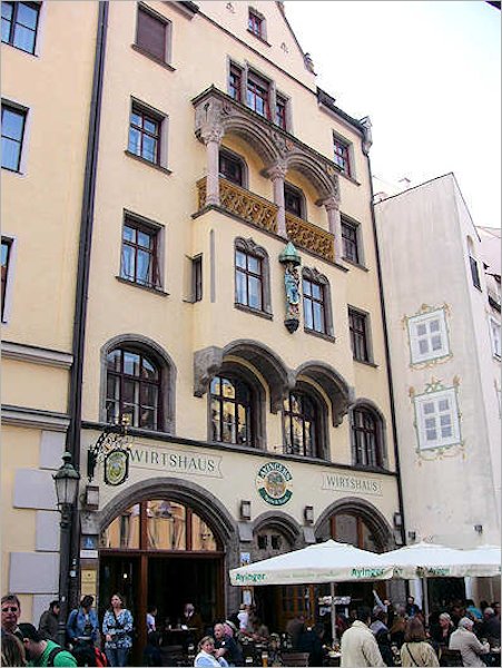 Il ristorante 'Wirtshaus Ayingers' a Monaco di Baviera