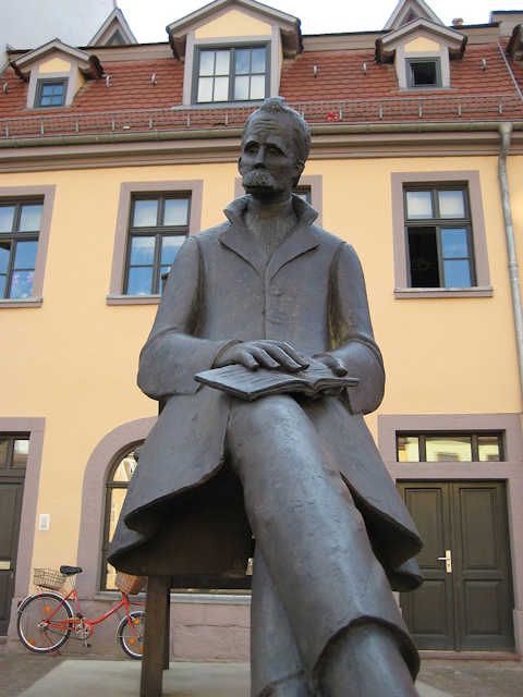 La statua di Friedrich Nietzsche