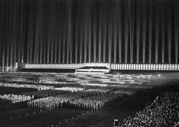 Uno spettacolo di luce in occasione del congresso del partito nazista (1935)