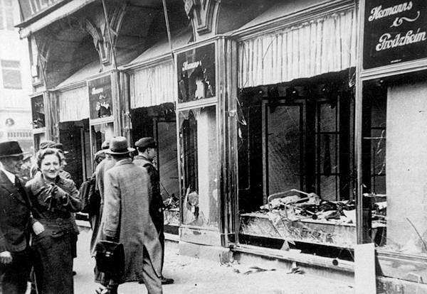 Tre negozi di proprietari ebrei, distrutti dai nazisti