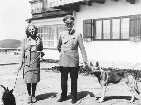 Adolf Hitler, la sua amante Eva Braun e i loro cani
