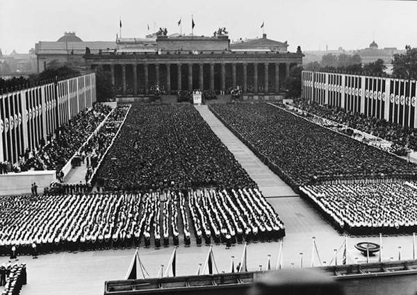 Uno dei raduni propagandistici dei nazisti durante le olimpiadi