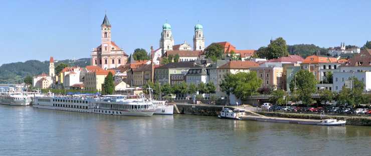 Il centro storico visto dal fiume Danubio