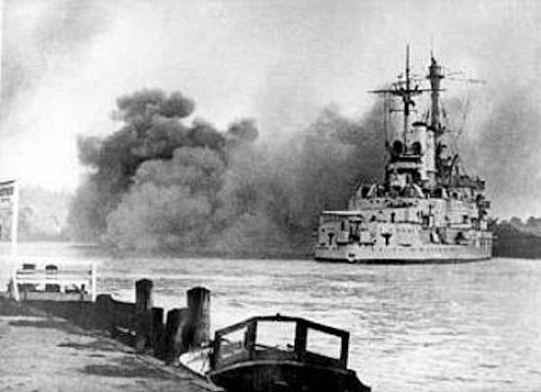 La corrazzata tedesca "Schleswig-Holstein" che sta bombardando il porto di Gdingen (Polonia, 1939)