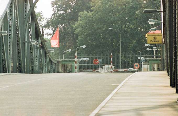 Una foto del 1987 con il ponte di Glienicke chiuso al centro