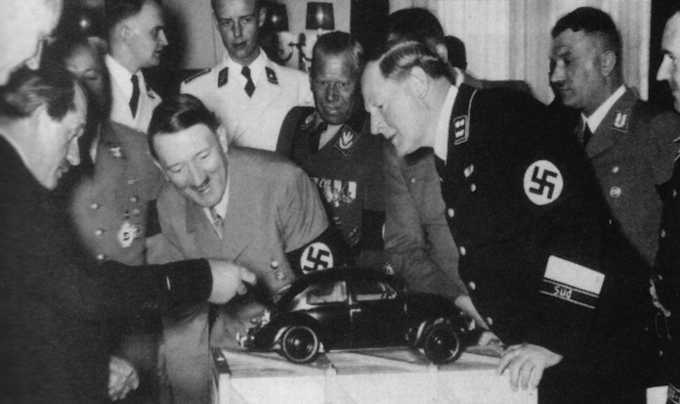 Porsche spiega a Hitler  le carattestiche della sua 'macchina del popolo'