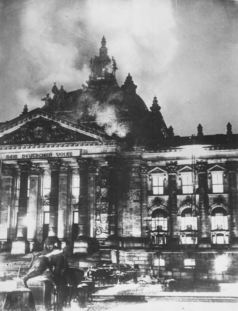 Il palazzo del Reichstag in fiamme (1933)