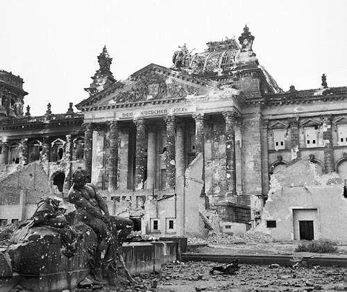 Il palazzo del Reichstag a Berlino 1945