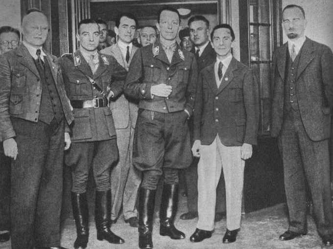Albert Speer, nel 1932, tra i gerarchi nazisti