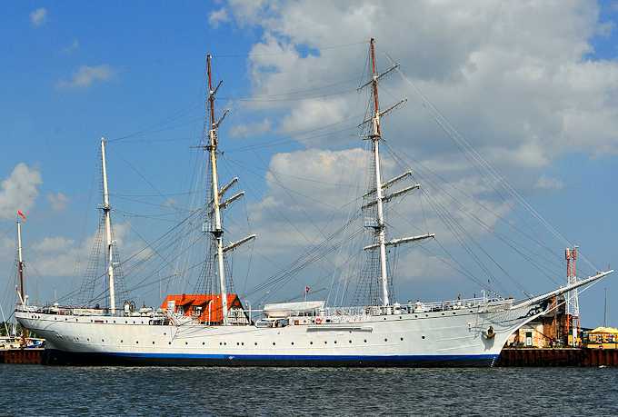 La nave Gorch Fock nel porto di Stralsund