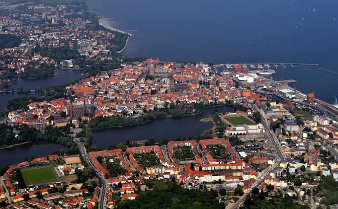 Foto aerea del centro storico di Stralsund
