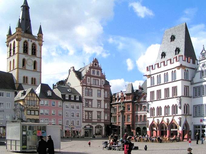 La medievale "Hauptmarkt" (mercato principale) di Trier