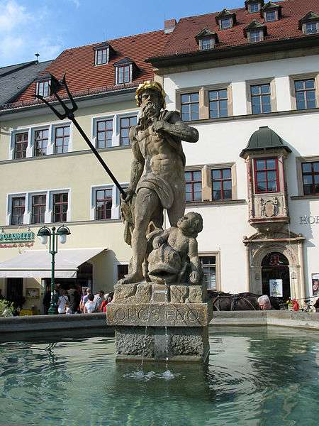 La fontana di Nettuno nella piazza del mercato