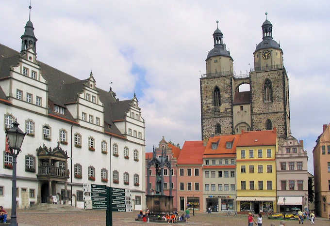 La "Marktplatz" con la Stadtkirche e il vecchio municipio